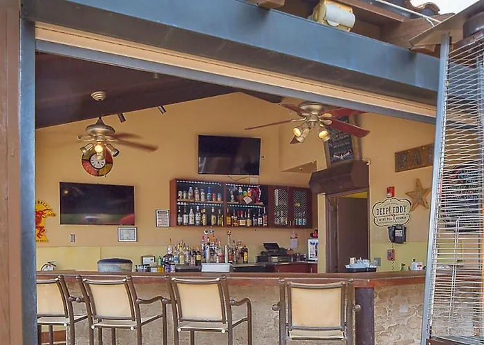 Visit The Amazing Red Rock Formation In Beautiful 1bd With Amenities Peoria